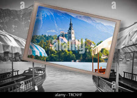 Bateaux en bois typiques, en slovène appelle 'Pletna Les', dans le lac de Bled, le lac le plus célèbre en Slovénie avec l'île de l'église (Europe - Slovénie) Banque D'Images