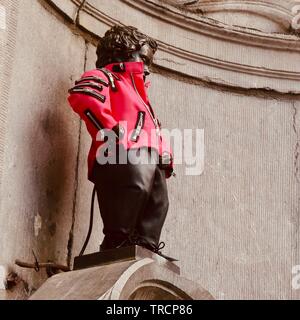 Bruxelles, Belgique - Mai 2019 : Mannekin pis dans une veste à glissière rose. Banque D'Images