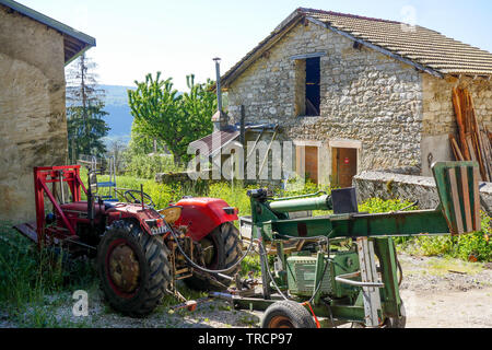 D'équipements agricoles dans une cour de ferme, Lacoux, Ain, France Banque D'Images