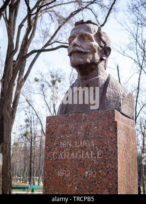 CHISINAU, MOLDOVA-MARS 21, 2019 : Ion Luca Caragiale buste dans l'Allée des classiques Banque D'Images