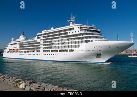 Bateau de croisière Silver Spirit des croisières Silversea quittant le port de Barcelone. Banque D'Images