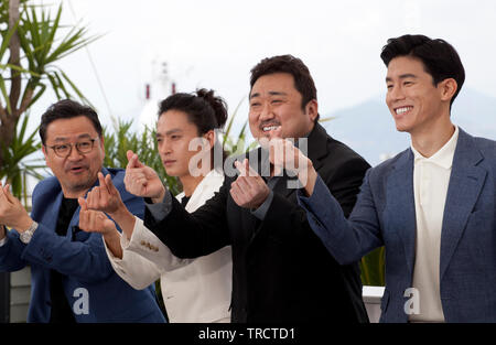 Tae-Won Lee Directeur, avec des acteurs Kim Sung-Kyu, Don Lee et Kim Moo-Yul au Gangster, la CDP, Le Diable appel photo film au 72e Festival de Cannes, jeudi 23 mai 2019, Cannes, France. Crédit photo : Doreen Kennedy Banque D'Images