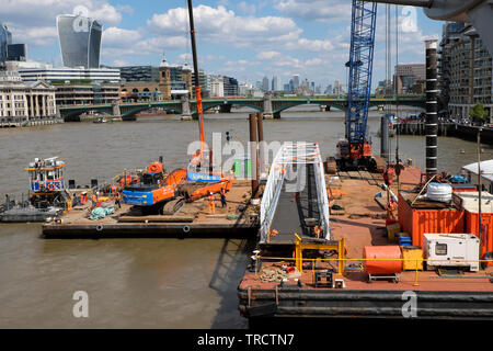 Les accidents de travail grues sur péniche sur la Tamise, le Millennium Bridge en direction de Tower Bridge London UK 2019 KATHY DEWITT Banque D'Images