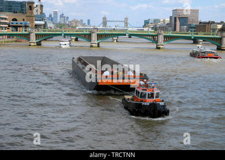 Avis de remorquage Remorqueur Chaland & boats on River Thames, Southwark Bridge et le Tower Bridge et de la ville de Millennium Bridge London England UK KATHY DEWITT Banque D'Images