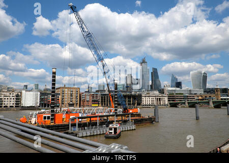 Les personnes qui travaillent et grue sur barge sur Tamise vue depuis le pont du millénaire vers la ville de Londres, UK 2019 gratte-ciel KATHY DEWITT Banque D'Images