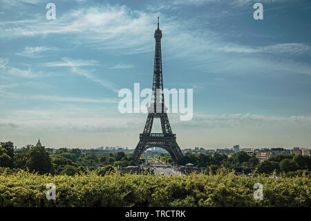 Seine, Tour Eiffel et verdure vu du Trocadéro à Paris. L'un des plus impressionnants du monde centre culturel en France. Banque D'Images