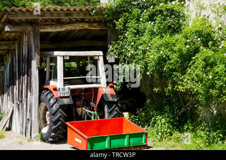 Tracteur avec une remorque, Challey, Ain, France Banque D'Images