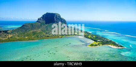 Vue aérienne de l'île Maurice et le célèbre panorama de montagne Le Morne Brabant, beau lagon bleu et chute d'eau Banque D'Images