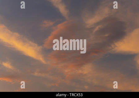 Beau ciel avec un nuage en forme de cœur et réfléchie du soleil Banque D'Images
