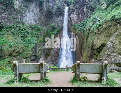 L'arrière de deux bancs en béton, face à la magnifique cascade de Catarata del Toro, au Costa Rica Banque D'Images