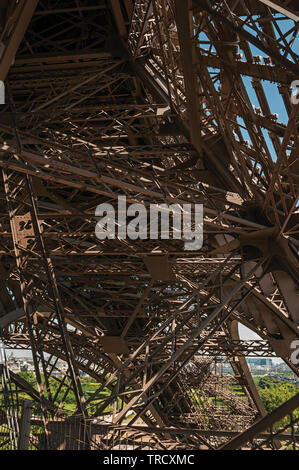 Vue de l'intérieur structure en fer de la Tour Eiffel, avec ciel bleu ensoleillé à Paris. L'un des plus impressionnants du monde centre culturel en France. Banque D'Images