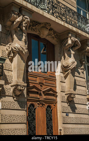 La porte en bois et sculptures en forme humaine à l'appui de la construction d'une terrasse à Paris. L'un des plus impressionnants du monde centre culturel en France. Banque D'Images