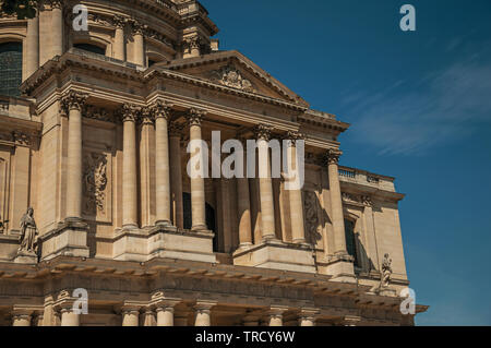 Gros plan de la façade néoclassique des Invalides palais dans une journée ensoleillée à Paris. L'un des plus impressionnants du monde centre culturel en France. Banque D'Images