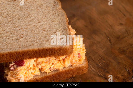 Pimento Cheese Sandwich sur une table en bois Banque D'Images