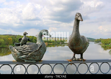 Kiev, UKRAINE - le 29 avril 2019 : Statue de couple d'oies sur la rambarde du pont de Kiev Banque D'Images