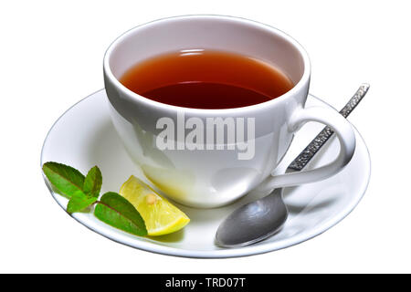 Tasse de thé avec tranche de citron et menthe et isolés à la cuillère avec un fond blanc Banque D'Images