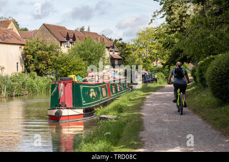 Cycliste voyageant le long du chemin de remorquage du canal Kennet et Avon, Bradford on Avon, Wiltshire, Angleterre, Royaume-Uni Banque D'Images