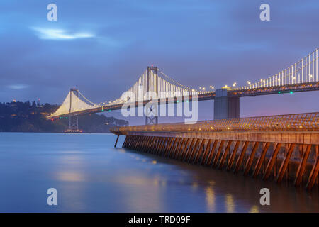 Bay Bridge est situé en Californie, États-Unis, et relie San Francisco et Oakland. Sa construction achevée en 1936 et est l'un des principaux monuments de Banque D'Images