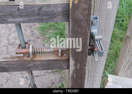Clôture avec porte en bois avec système de verrouillage en métal trouvés avec de nombreuses portes de ferme Banque D'Images