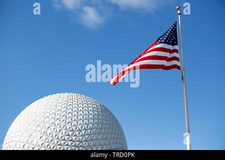 Drapeau américain et de Spaceship Earth à Epcot de Walt Disney World Banque D'Images