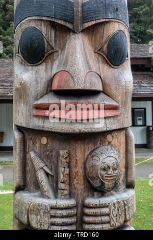 Les Totems traditionnel situé dans le parc historique national de Sitka à Sitka, Alaska Banque D'Images