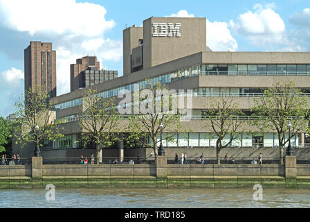 L'architecture brutaliste béton & logo d'IBM Southbank renforcement des talus sur Riverside vu au printemps à partir de la Tamise Londres Angleterre Royaume-uni Banque D'Images