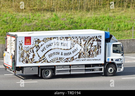 Vue latérale de la marque MCDONALD'S restaurant fast food business chaîne d'approvisionnement alimentaire Camion Camion de livraison utilisation publicitaire British & Irish Beef on UK d'autoroute Banque D'Images