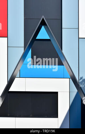 Close up abstract pattern de triangle rectangle et formes des panneaux de revêtement mural de couleur sur l'architecture design dans immeuble moderne England UK Banque D'Images