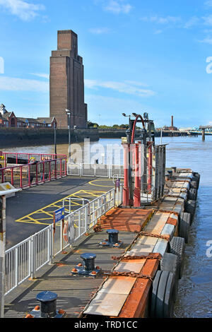 Dabinda Woodside Birkenhead landing stage sur la Péninsule de Wirral Mersey Ferries ferry boat service public de transport de l'arbre de ventilation au-delà UK Banque D'Images