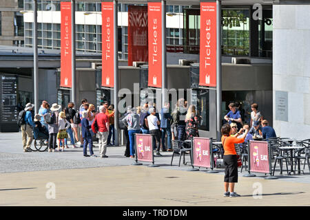 Groupe d'attente des personnes du matin avant de se précipiter pour acheter des billets d'entrée à l'UNESCO célèbre et populaire Tour de Londres World Heritage Tourism site London UK Banque D'Images