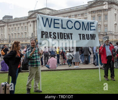 Londres, Royaume-Uni. 3 juin 2019. Donald Trump, le président de l'USA visiter le Royaume-Uni et est accueilli par les supporters sur la pelouse à l'extérieur de Buckingham Palace. Credit : Alamy News / Joe Keurig Banque D'Images