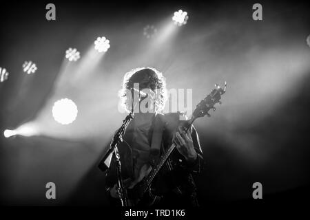 Chanteur et guitariste Johnny Borrell de Razorlight à l'exécution de la scène Fest festival Run à Bowood House & Gardens, Wiltshire. Banque D'Images