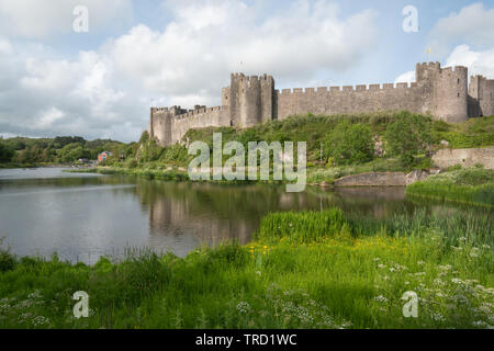 Château de Pembroke en début de soirée la lumière, Pembrokeshire, Pays de Galles Banque D'Images