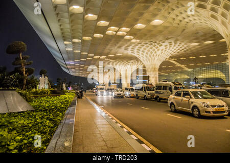 Beaux extérieurs de l'aéroport international de Mumbai pendant la nuit a également appelé l'aéroport international de Chhatrapati Shivaji Banque D'Images