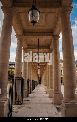 Avec colonnade de marbre entre les cours au Palais-Royal à Paris. L'un des plus impressionnants du monde centre culturel en France. Banque D'Images