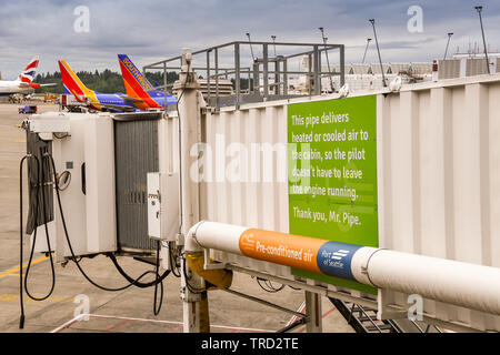 L'aéroport de Seattle Tacoma, WA, USA - Juin 2018 : Jet pont avec un message écologique à Seattle Tacoma Airport attend son prochain avion. Banque D'Images