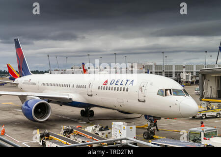 L'aéroport de Seattle Tacoma, WA, USA - Juin 2018 : jet Boeing 757 de Delta Airlines à propos de quitter le terminal de l'aéroport de Seattle Tacoma. Banque D'Images