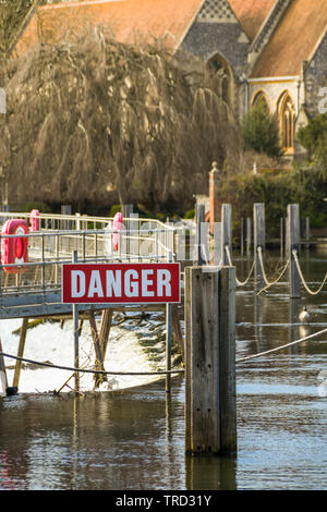 MARLOW, ANGLETERRE - Mars 2019 : Grand signe de danger rouge sur la Tamise, en face du déversoir à Marlow Banque D'Images