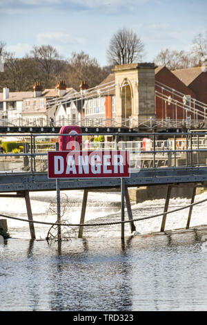 MARLOW, ANGLETERRE - Mars 2019 : Grand signe de danger rouge sur la Tamise, en face du déversoir à Marlow Banque D'Images