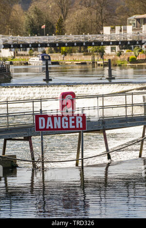 MARLOW, ANGLETERRE - Mars 2019 : Grand signe de danger rouge sur la Tamise, en face du déversoir à Marlow Banque D'Images