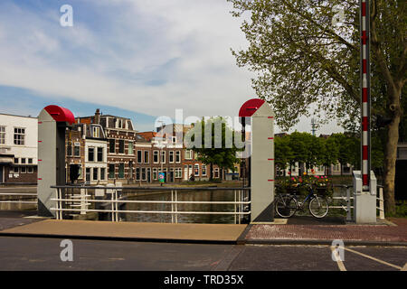 Gouda, Hollande, Pays-Bas, le 23 avril 2019, pont-levis et les vieilles maisons sur l'arrière-plan Banque D'Images