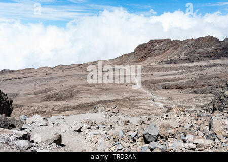 Un sentier menant au loin à travers la zone désertique alpin du mont Kilimandjaro, en Tanzanie. La vue est de près du Camp Barafu. Banque D'Images