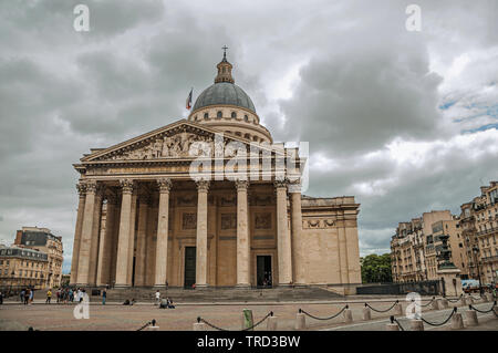 Façade du Panthéon en style néo-classique, avec dome et colonnes à Paris. L'un des plus impressionnants du monde centre culturel en France. Banque D'Images