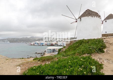 Vue de la petite Venise et de la mer Egée depuis les célèbres moulins à vent de Mykonos sur l'apparence d'un matin au printemps. Banque D'Images