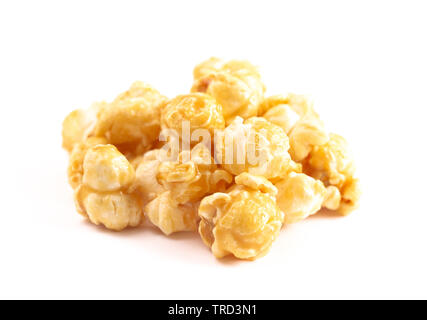 Popcorn légèrement Carameled isolé sur fond blanc Banque D'Images