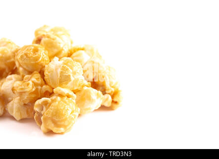 Popcorn légèrement Carameled isolé sur fond blanc Banque D'Images