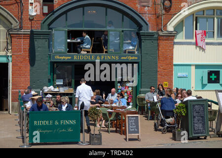 Riddle et Champagne finlandais et l'Oyster Bar sur le front de mer de Brighton. Banque D'Images