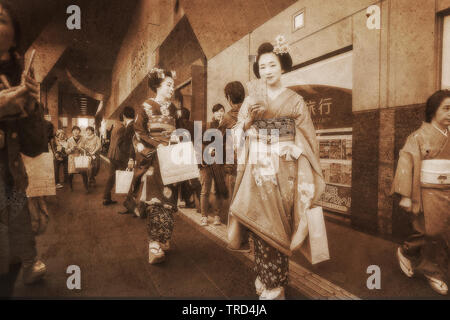 03/26/2015 Kyoto, Japon Geishas ou élèves de geishas près de la gare de Kyoto Banque D'Images