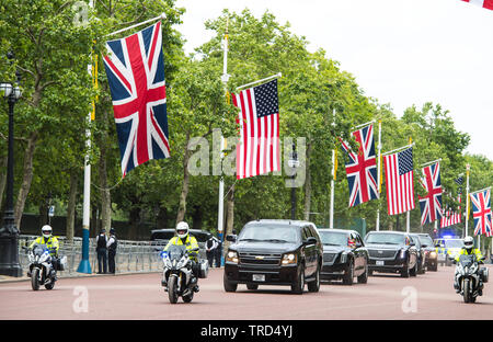 Londres, Royaume-Uni. 3 juin, 2019. Le président américain, Donald Trump voyages dans son cortège qu'il sera de retour au palais de Buckingham. Le premier jour du président des Etats-Unis et première femme de trois jours de visite d'État du Royaume-Uni. -Michael Tubi / Alamy Live News Banque D'Images