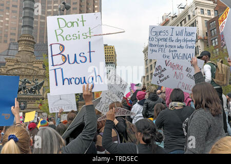 Les protestataires prennent de Place Publique dans le centre-ville de Cleveland, Ohio, USA de rassemblement contre les changements dans les lois sur l'avortement de l'Ohio. Banque D'Images